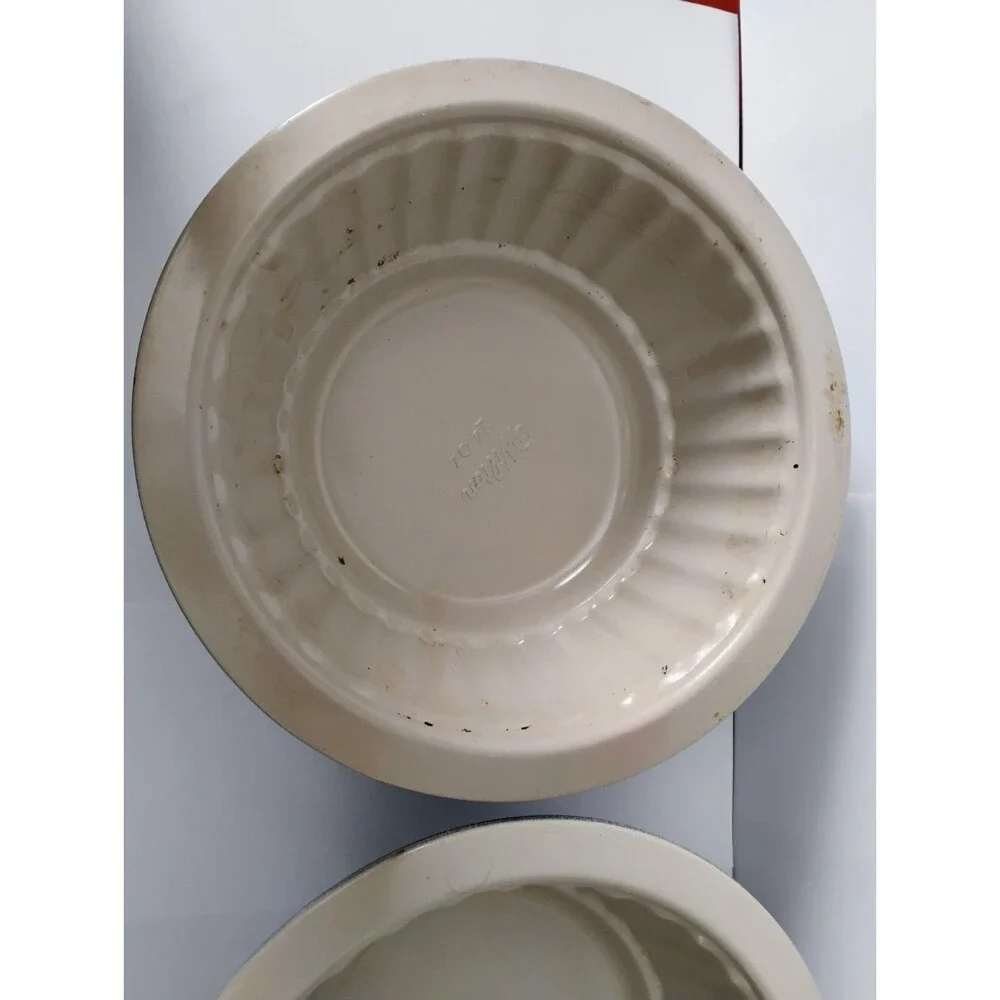 Two Wilton Oven to Table 24 oz Round Baking Pans Fluted Nonstick Casserole Lot